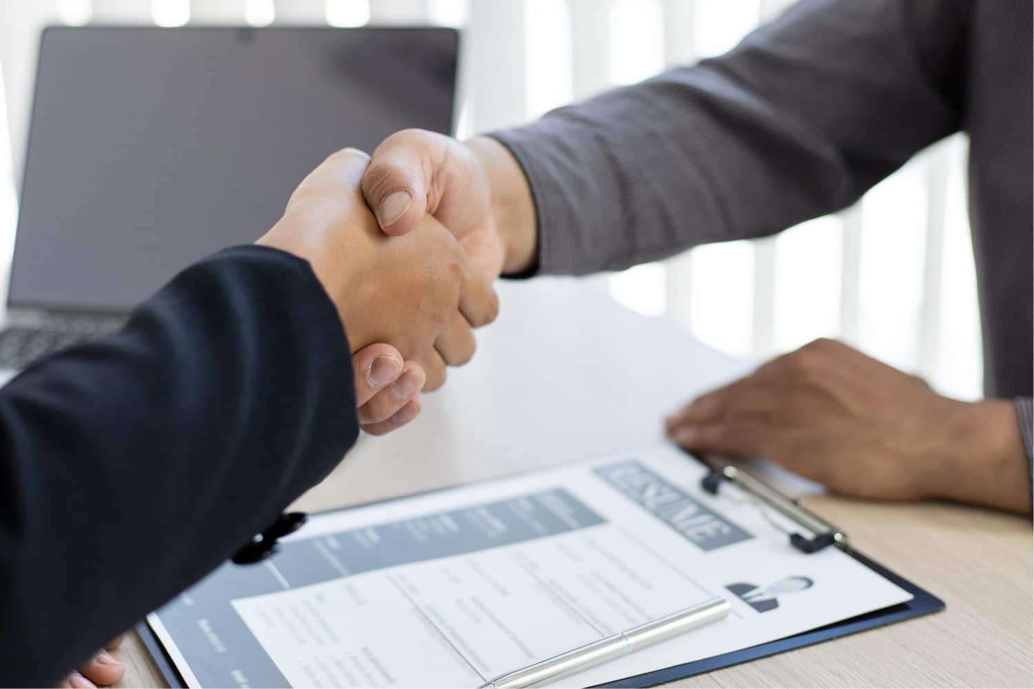 handshake between human resources manager and applicant